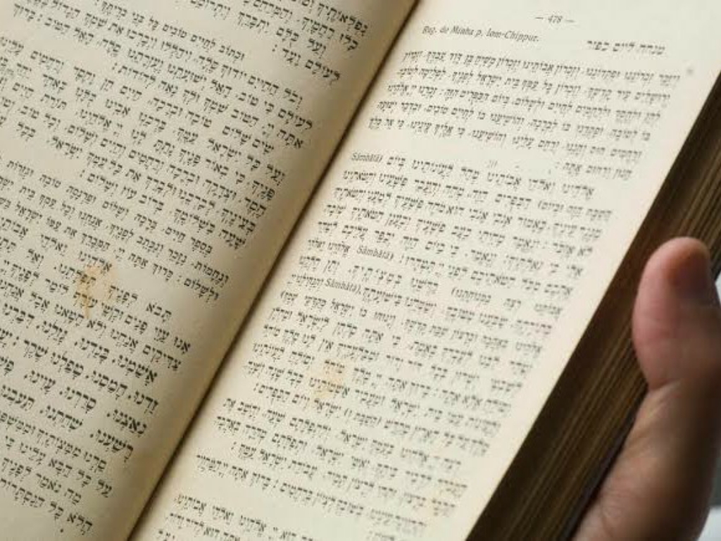 Какая книга считается самой старой из когда-либо написанных в мире? 