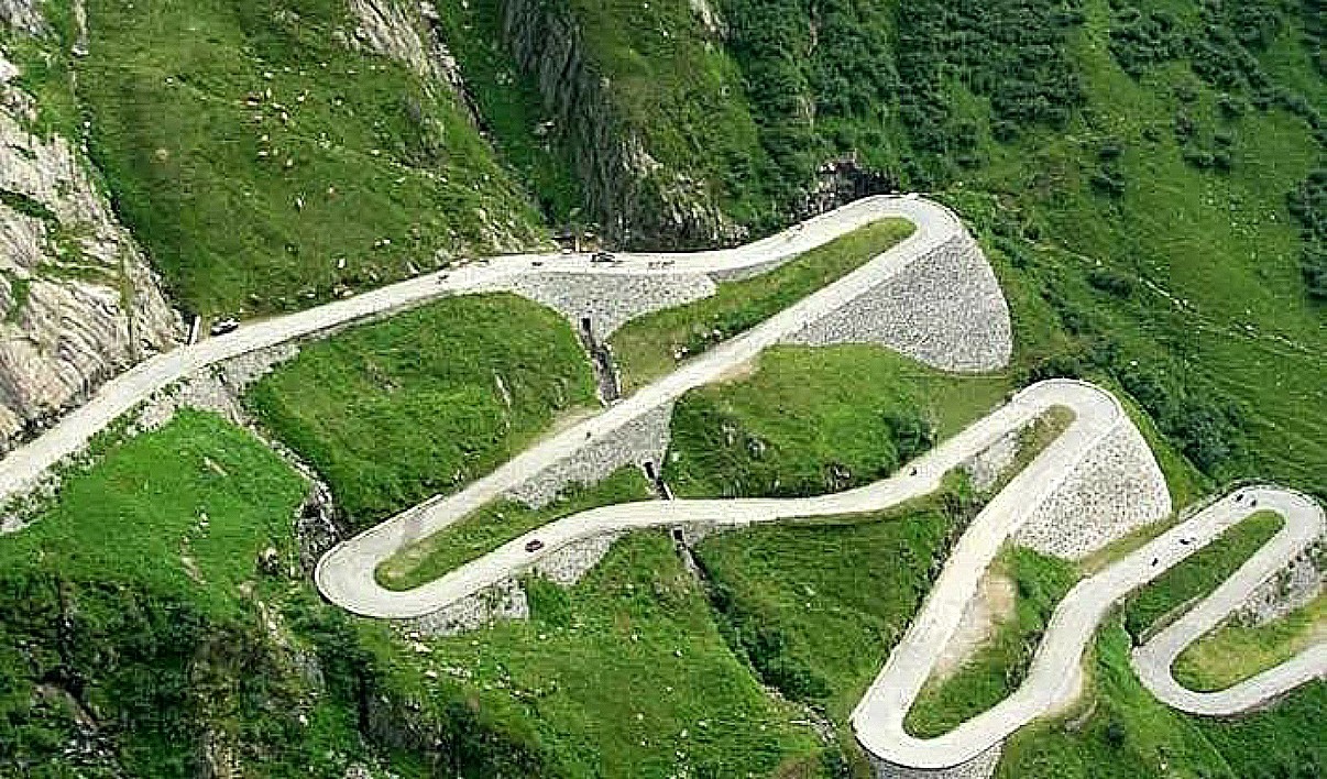 Unique explore. Зигзагообразная дорога в горах. Дорога зигзагом. Дорога в гору зигзагами. Золотой перевал Швейцария.