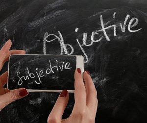 What is the difference between subjective and objective with examples